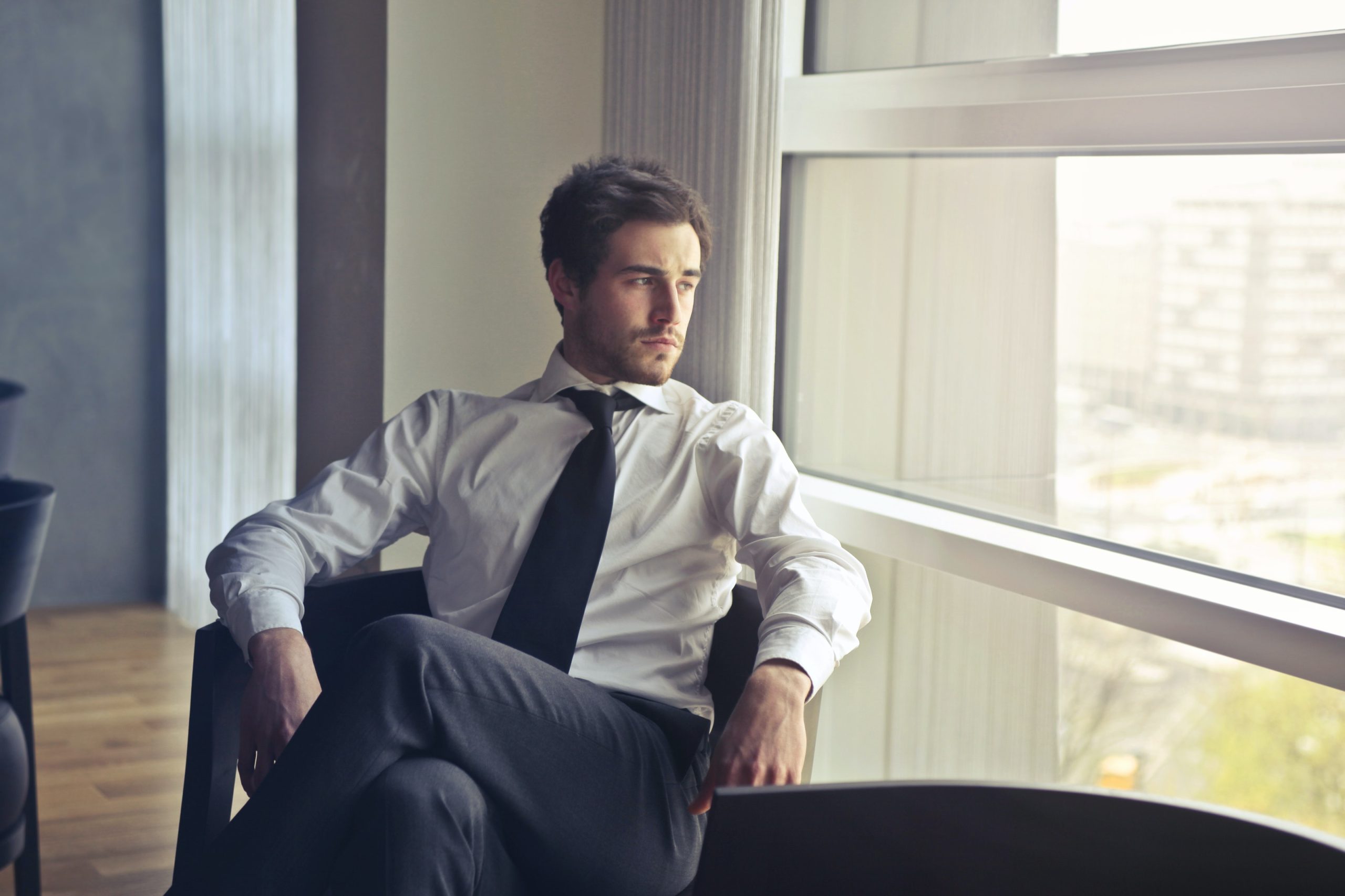 Jak wybrać idealny krawat? Poradnik dla mężczyzn