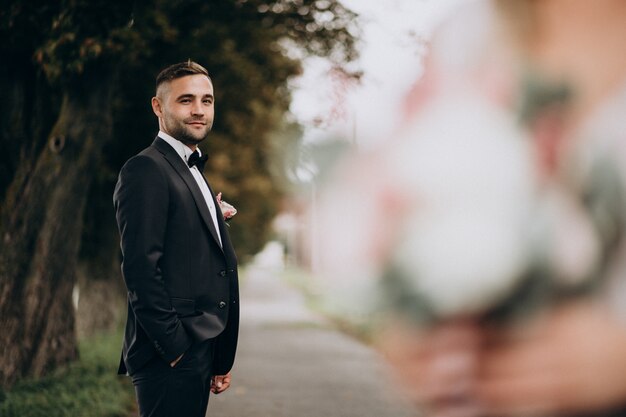 Jak wybrać idealną kreację na wyjątkową ceremonię ślubną?