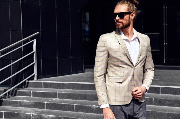 Sztuka noszenia męskich kamizelek: jak dodać elegancji i nowoczesności do swojego stylu